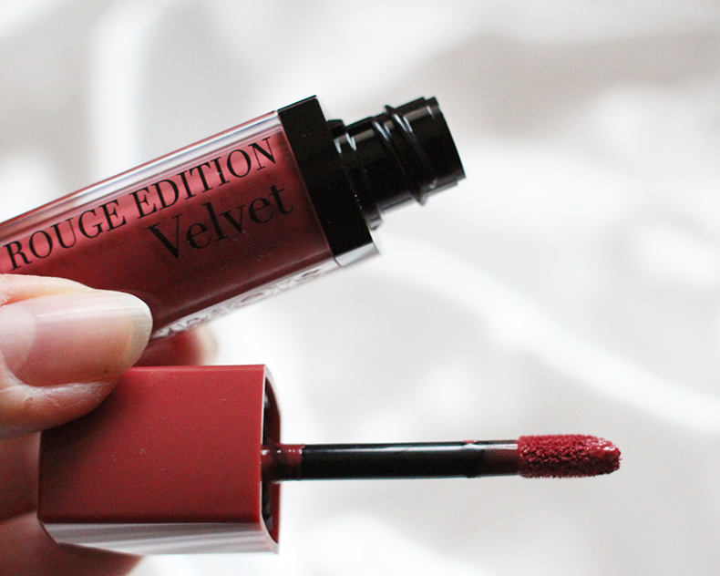 Bourjois Rouge Edition Velvet Lipstick avattuna vaalealla taustalla.